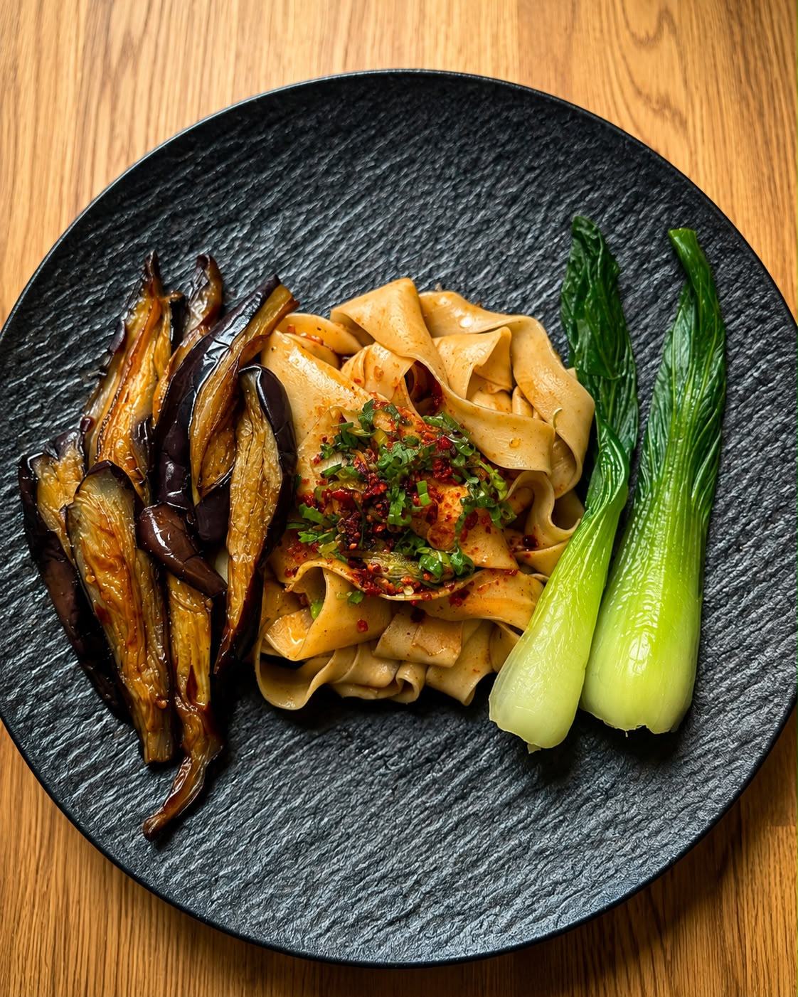 Vegane Bandnudeln mit Aubergine